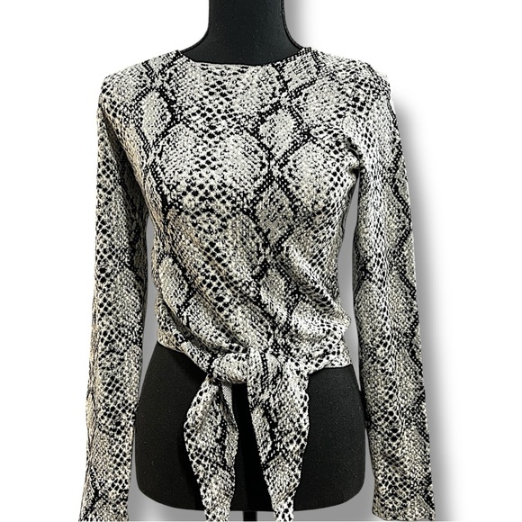 GUESS black and white Reptile Print cropped long sleeve tie front Sweater SM - Picture 6 of 15